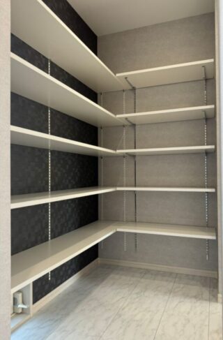 回遊動線と収納力にこだわったシンプルモダンのゆとりある2階建て - アキ・ハウジング - 収納