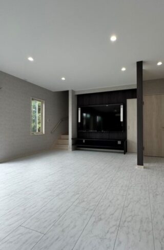 回遊動線と収納力にこだわったシンプルモダンのゆとりある2階建て - アキ・ハウジング - リビング