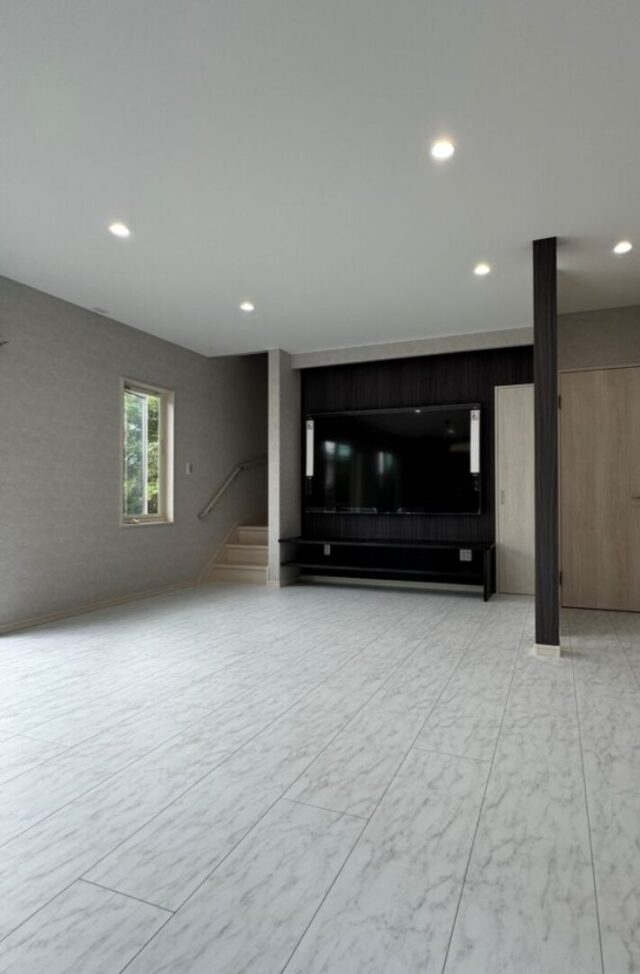 回遊動線と収納力にこだわったシンプルモダンのゆとりある2階建て - アキ・ハウジング - リビング