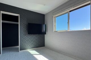 回遊動線と収納力にこだわったシンプルモダンのゆとりある2階建て - アキ・ハウジング - 洋室・収納