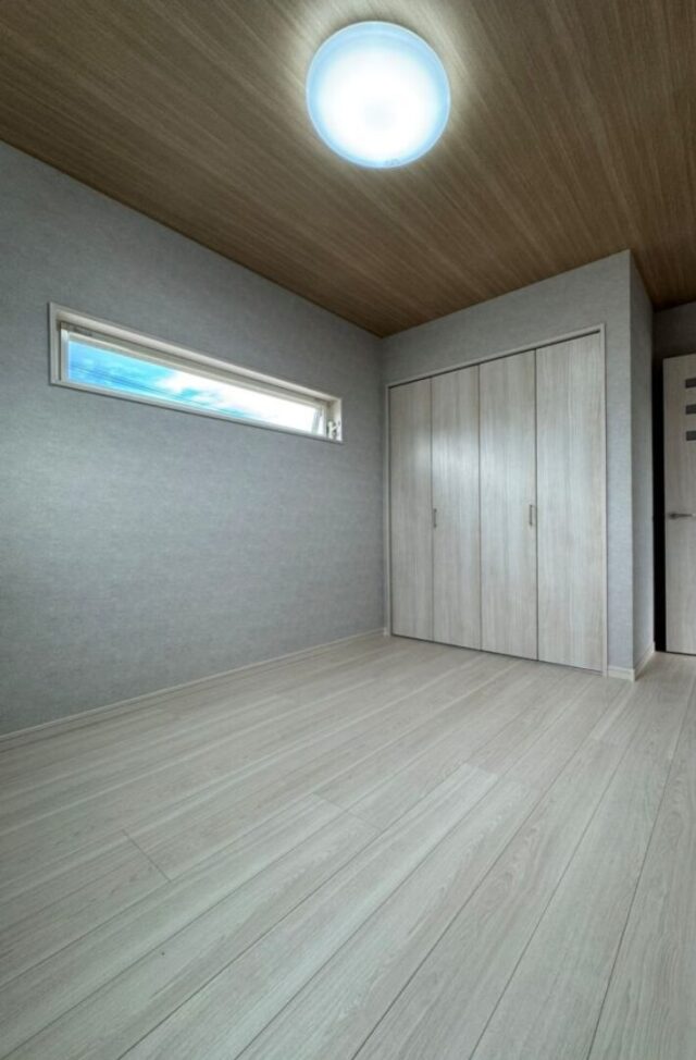 回遊動線と収納力にこだわったシンプルモダンのゆとりある2階建て - アキ・ハウジング - 洋室