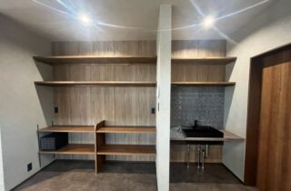 シックでモダンな空間に書道教室を構え仕事と暮らしを両立させた平屋 - アキ・ハウジング - 教室・手洗い