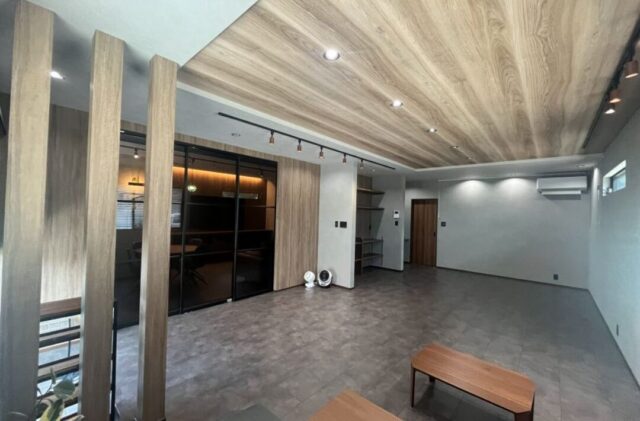 シックでモダンな空間に書道教室を構え仕事と暮らしを両立させた平屋 - アキ・ハウジング - 教室