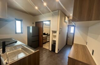 シックでモダンな空間に書道教室を構え仕事と暮らしを両立させた平屋 - アキ・ハウジング - キッチン