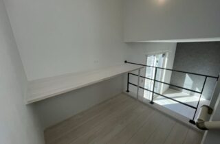 スキップフロアや豊富な収納で子育て世帯が快適に暮らすナチュラルな2階建て - アキ・ハウジング - スキップフロア