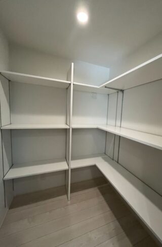 スキップフロアや豊富な収納で子育て世帯が快適に暮らすナチュラルな2階建て - アキ・ハウジング - パントリー