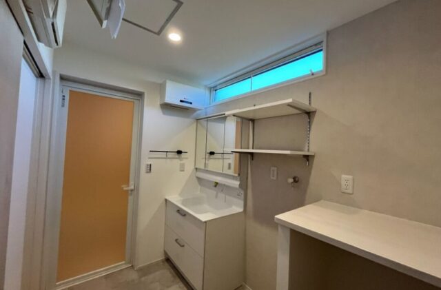 スキップフロアや豊富な収納で子育て世帯が快適に暮らすナチュラルな2階建て - アキ・ハウジング - 浴室・洗面スペース
