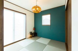 畳スペース - 外はシンプル、内は壁から家具までビンテージに仕上げた家 - デイジャストハウス