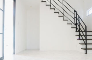 階段 - ベトングレーのアイランドキッチンがハイセンスな2階建て - デザインハウス宮崎