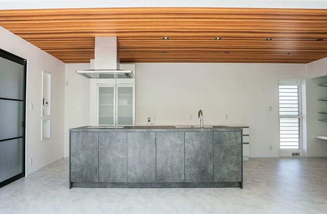 キッチン - ベトングレーのアイランドキッチンがハイセンスな2階建て - デザインハウス宮崎