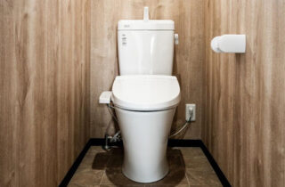 トイレ - モノトーンを基調としたオシャレな2階建てZEH住宅 - デザインハウス宮崎