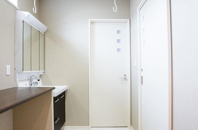 洗面所 - 家庭用エアコン1台での全館空調を叶えた快適温度の平屋 - デザインハウス宮崎