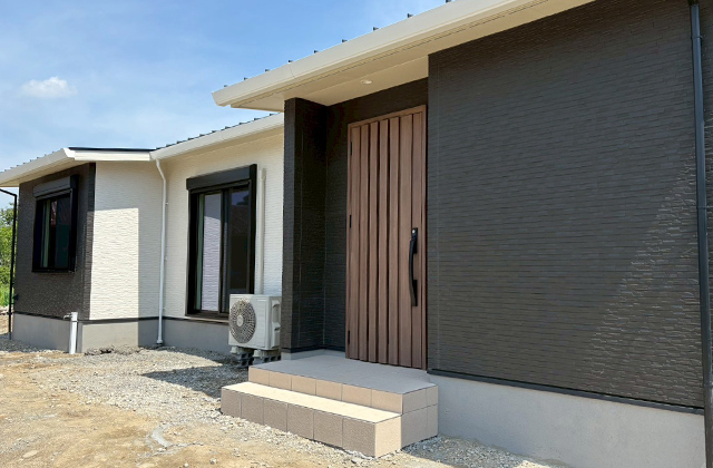 モノトーンが美しいコの字型デザインのスタイリッシュ平屋