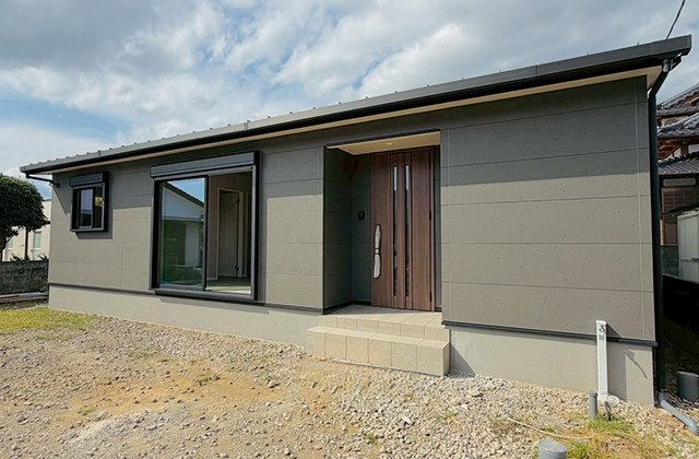 回遊動線の28坪コンパクト平屋 ファミリークローゼット&広々ランドリールーム