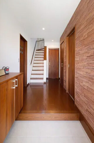 玄関ホール - グリーンの壁紙におしゃれな木目 遊び心と住みやすさを兼ね備えた家 - デイジャストハウス