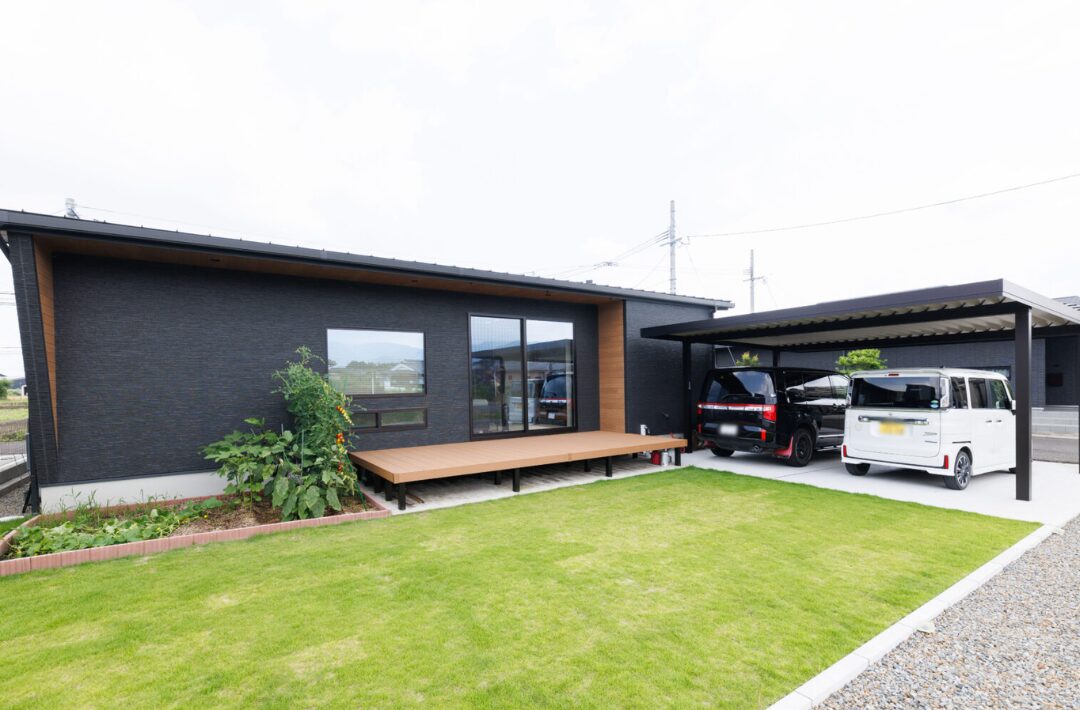 開放的なLDKと和室とお庭でデザイン性と機能性が共存する平屋