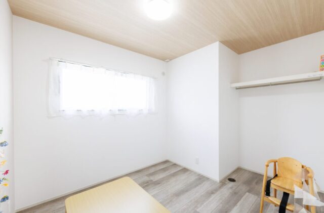 開放的なLDKと和室とお庭でデザイン性と機能性が共存する平屋 - 国分ハウジング - 洋室