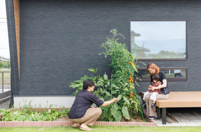 開放的なLDKと和室とお庭でデザイン性と機能性が共存する平屋 - 国分ハウジング - 外構
