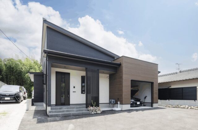 趣味も暮らしも楽しめるスキップフロアとインナーガレージのモダン平屋 - 国分ハウジング - 外観