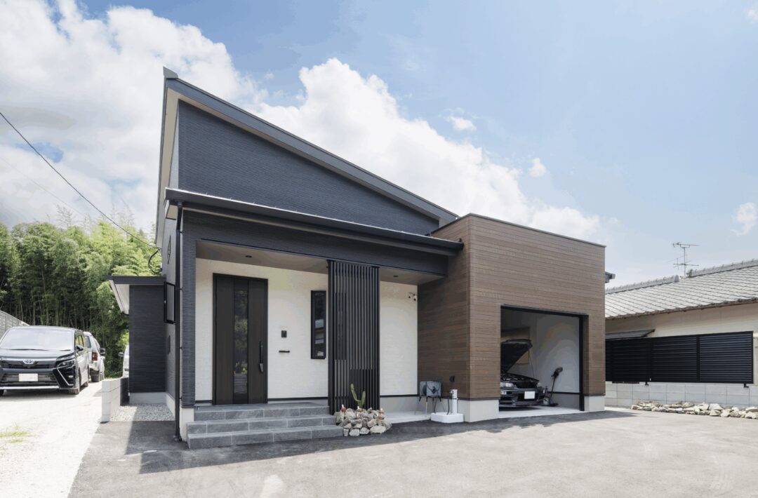 趣味も暮らしも楽しめるスキップフロアとインナーガレージのモダン平屋