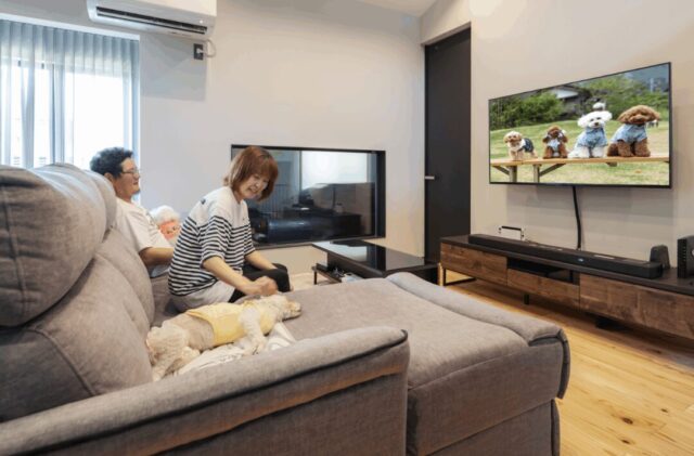 趣味も暮らしも楽しめるスキップフロアとインナーガレージのモダン平屋 - 国分ハウジング - リビング