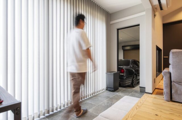 趣味も暮らしも楽しめるスキップフロアとインナーガレージのモダン平屋 - 国分ハウジング - リビング・土間