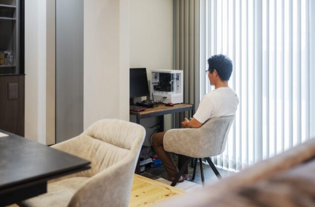 趣味も暮らしも楽しめるスキップフロアとインナーガレージのモダン平屋 - 国分ハウジング - 趣味スペース