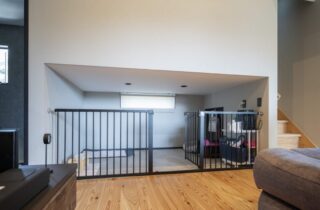 趣味も暮らしも楽しめるスキップフロアとインナーガレージのモダン平屋 - 国分ハウジング - 愛犬スペース