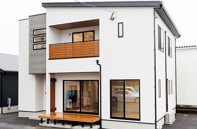 宮崎展示場 2階建てモデルハウス「ホーロー素材のペニンシュラキッチンが主役になった家」(宮崎市) - 国分ハウジング