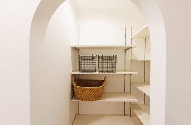 収納 - 宮崎展示場 2階建てモデルハウス「ホーロー素材のペニンシュラキッチンが主役になった家」(宮崎市) - 国分ハウジング