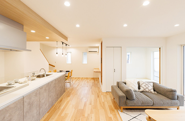 LDK - 宮崎展示場 2階建てモデルハウス「ホーロー素材のペニンシュラキッチンが主役になった家」(宮崎市) - 国分ハウジング