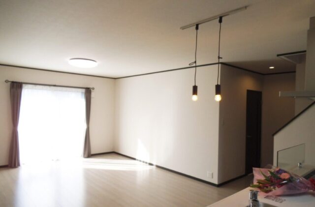 モノトーンの洗練と温もりが響き合う 三世代で暮らす二世帯住宅 - 向洋ハウジング - リビング