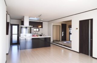 モノトーンの洗練と温もりが響き合う 三世代で暮らす二世帯住宅 - 向洋ハウジング - LDK・和室