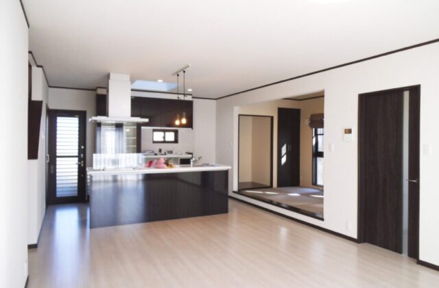 モノトーンの洗練と温もりが響き合う 三世代で暮らす二世帯住宅 - 向洋ハウジング - LDK・和室