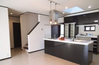 モノトーンの洗練と温もりが響き合う 三世代で暮らす二世帯住宅 - 向洋ハウジング - LDK・階段