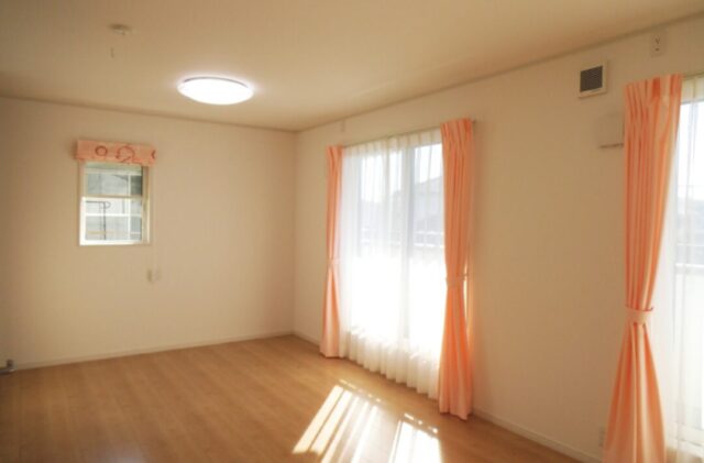 モノトーンの洗練と温もりが響き合う 三世代で暮らす二世帯住宅 - 向洋ハウジング - 洋室