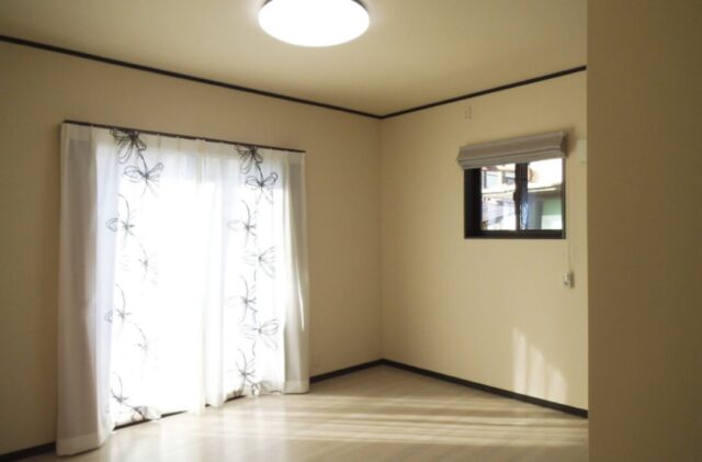 モノトーンの洗練と温もりが響き合う 三世代で暮らす二世帯住宅 - 向洋ハウジング - 洋室