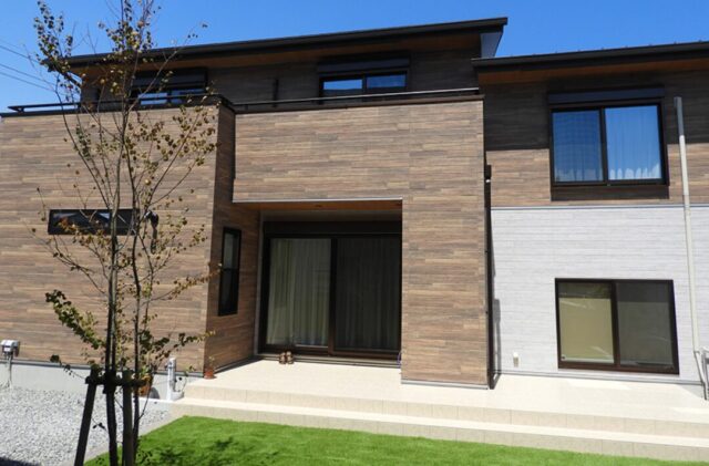 スキップフロアの開放感と木の格子が美しく調和するスタイリッシュモダンな2階建て - 向洋ハウジング - 外観・外構