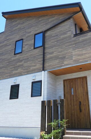 スキップフロアの開放感と木の格子が美しく調和するスタイリッシュモダンな2階建て - 向洋ハウジング - 外観