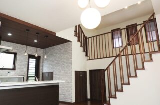 スキップフロアの開放感と木の格子が美しく調和するスタイリッシュモダンな2階建て - 向洋ハウジング - LDK