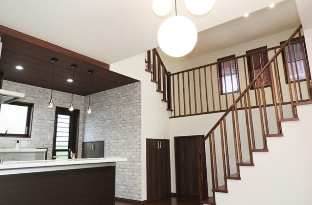 スキップフロアの開放感と木の格子が美しく調和するスタイリッシュモダンな2階建て - 向洋ハウジング - LDK