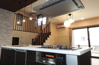 スキップフロアの開放感と木の格子が美しく調和するスタイリッシュモダンな2階建て - 向洋ハウジング - キッチン