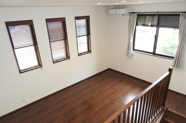 スキップフロアの開放感と木の格子が美しく調和するスタイリッシュモダンな2階建て - 向洋ハウジング - スキップフロア