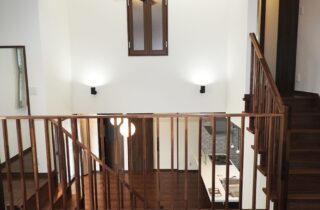 スキップフロアの開放感と木の格子が美しく調和するスタイリッシュモダンな2階建て - 向洋ハウジング - スキップフロア・LDK