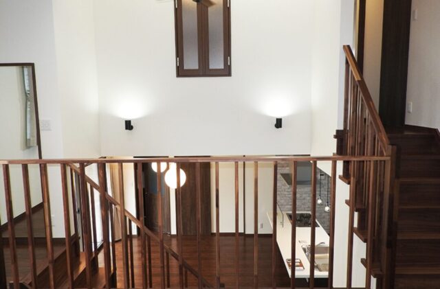 スキップフロアの開放感と木の格子が美しく調和するスタイリッシュモダンな2階建て - 向洋ハウジング - スキップフロア・LDK