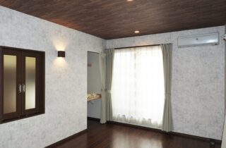 スキップフロアの開放感と木の格子が美しく調和するスタイリッシュモダンな2階建て - 向洋ハウジング - 洋室・収納