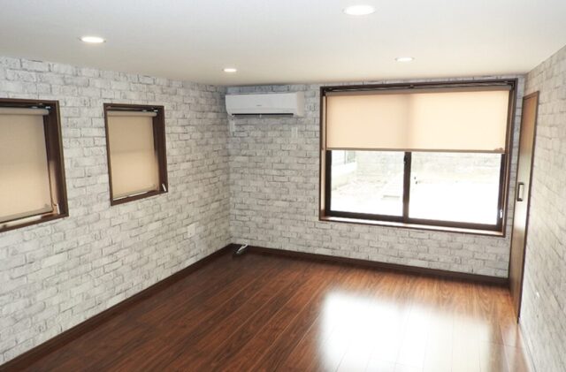 スキップフロアの開放感と木の格子が美しく調和するスタイリッシュモダンな2階建て - 向洋ハウジング - 洋室