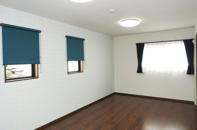 スキップフロアの開放感と木の格子が美しく調和するスタイリッシュモダンな2階建て - 向洋ハウジング - 洋室