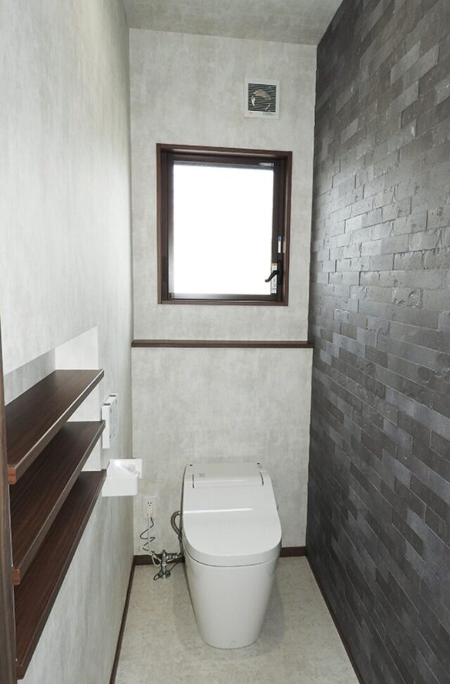 スキップフロアの開放感と木の格子が美しく調和するスタイリッシュモダンな2階建て - 向洋ハウジング - トイレ