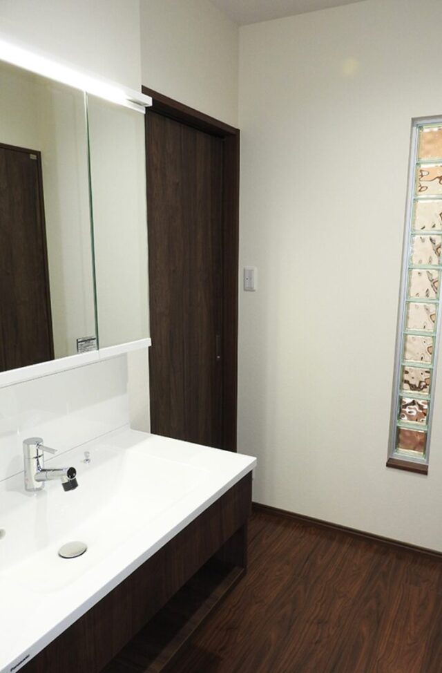 スキップフロアの開放感と木の格子が美しく調和するスタイリッシュモダンな2階建て - 向洋ハウジング - 洗面スペース